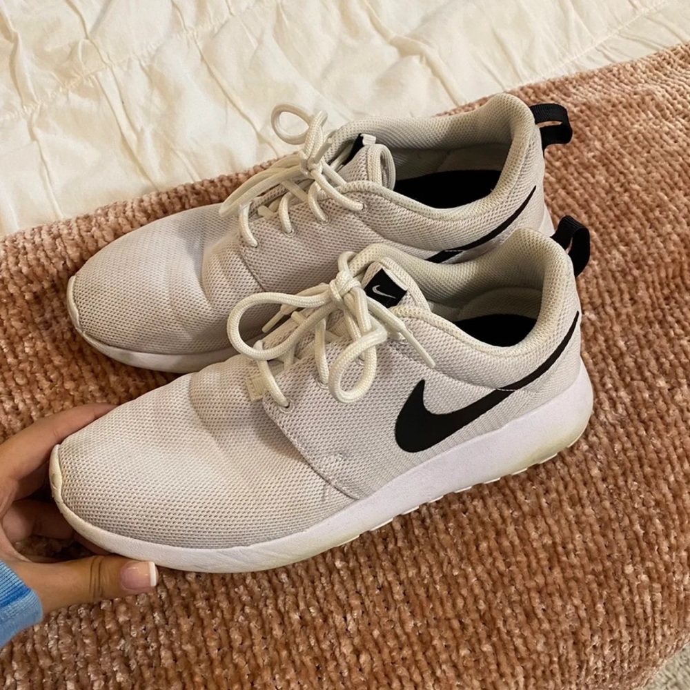 Nike Roche - Picture 2 of 4
